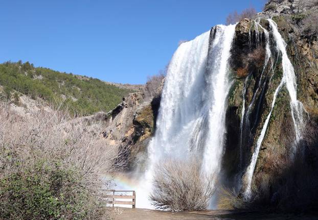 Knin: Slap Kr?i?, poznatiji kao Topoljski buk ili Veliki buk ukrašen dugom
