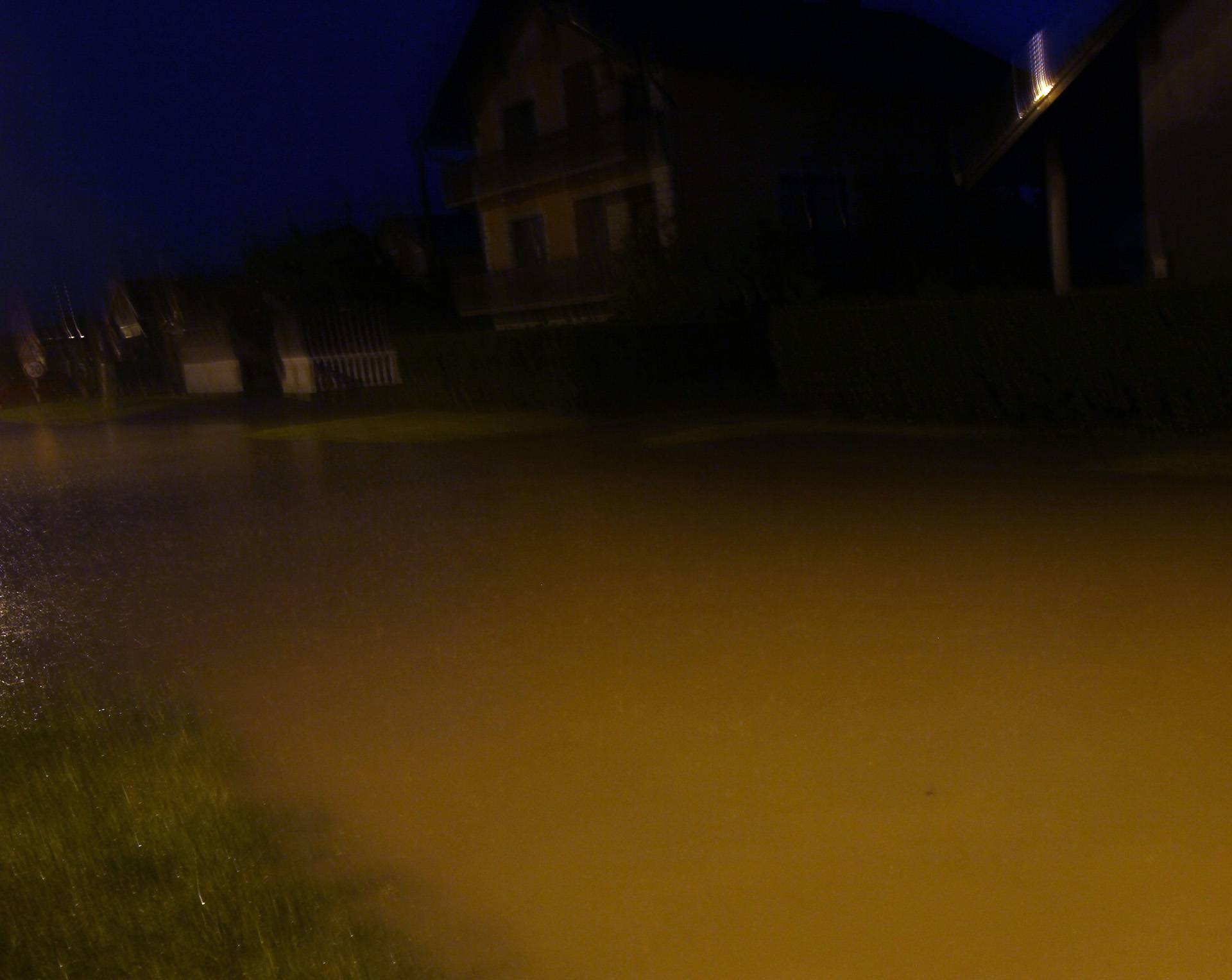 Slavonski Brod je pod vodom: Obilne kiše preplavile su ulice