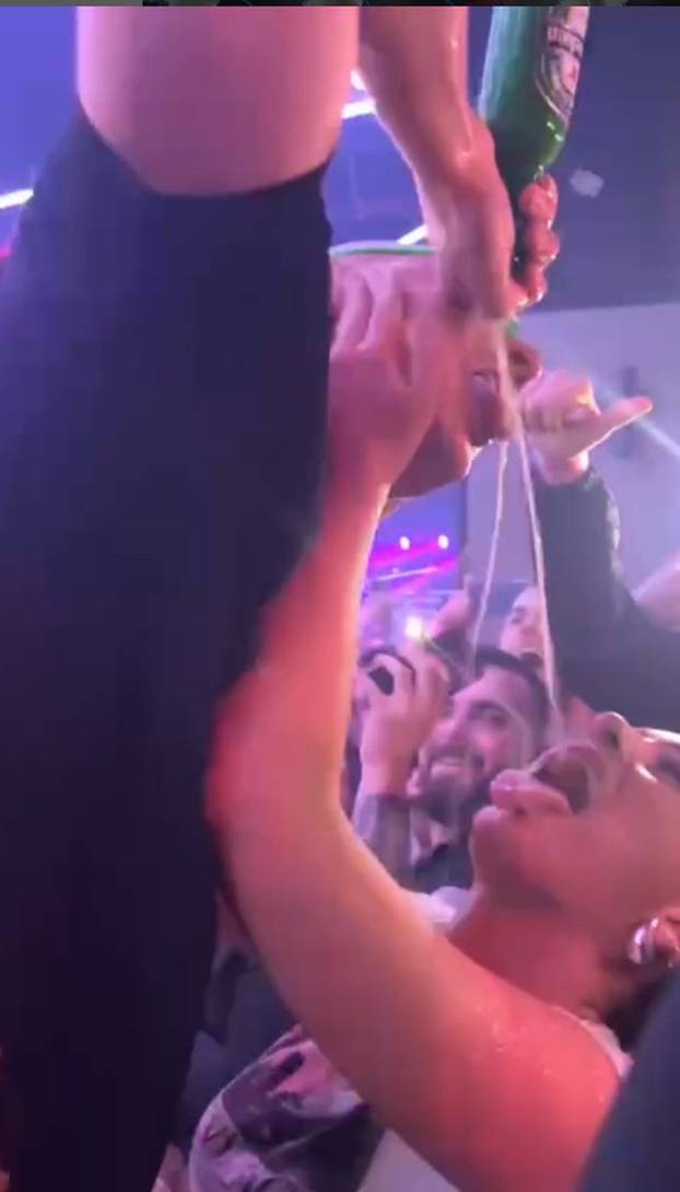 FOTO Ovo je najslušaniji izvođač u Hrvatskoj: Fanovima pljuje u usta, razbija im jaja o glavu...