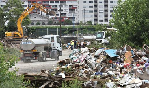 Bagerima su porušili straćare: 'Sve su nas ucjenjivali djecom'