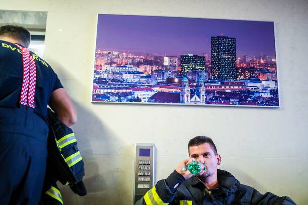 Zagreb: Vatrogasci pod punom opremom pretrčali 666 stepenica u humanitarne svrhe