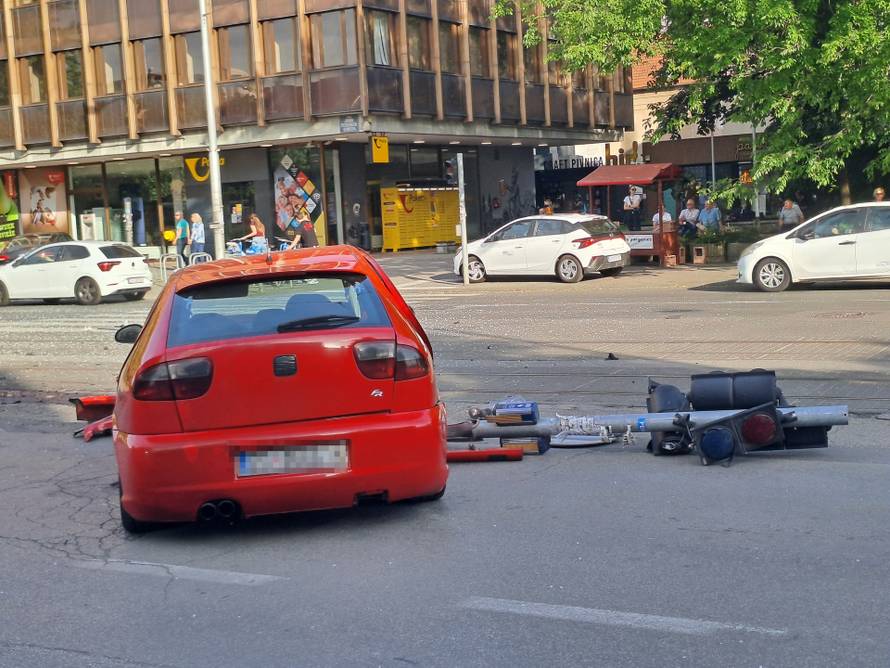 VIDEO Autom 'pokosio' semafor u Zagrebu: 'Čuo se jak tresak, auto mu je totalno demoliran'