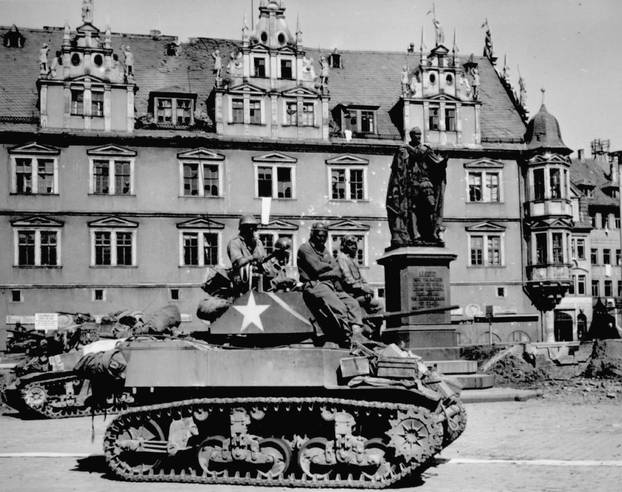 GERMANY Coburg -- 25 Apr 1945 -- Crews o..........