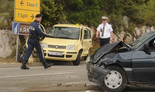 Vozačica skrivila sudar i ostala zarobljena u autu