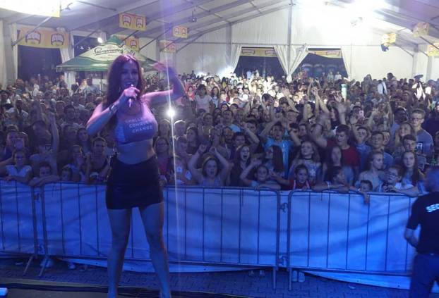 FOTO Uf, Lille zna kako podići na koncertu atmosferu: Pogledajte outfite kojima oduševljava sve