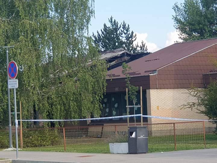 Izgorjela učionica, hodnik i dio krova škole u Strmcu: 26 vatrogasaca borilo se s vatrom