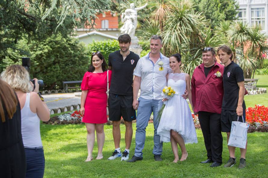 Ćorluka i Modrić su se fotkali s mladencima: Uljepšali im dan