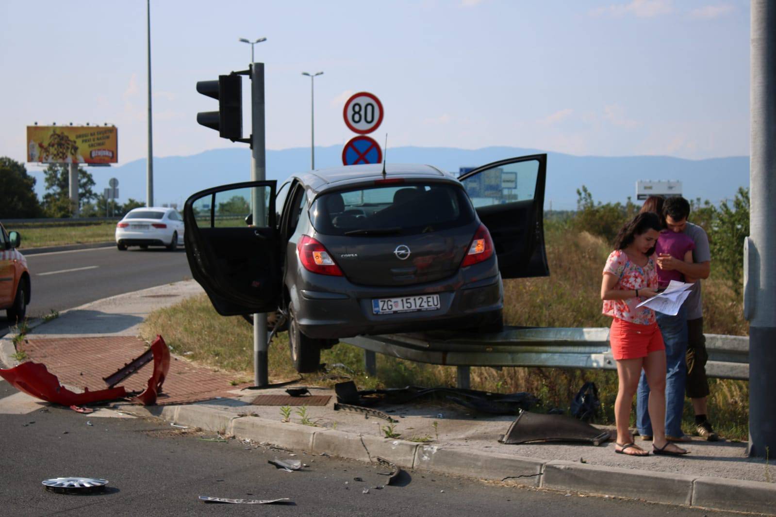Auto završio na ogradi: Sudar na zagrebačkoj obilaznici