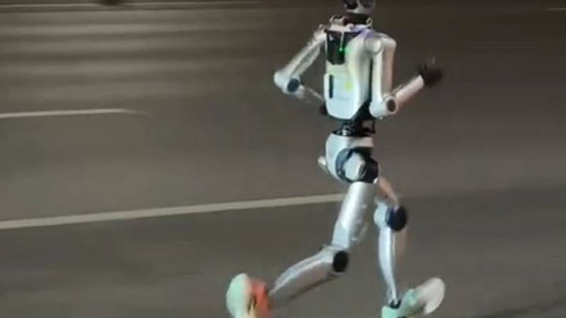 VIDEO Pekinški spektakl: Humanoidni roboti trčat će maraton rame uz rame ljudima