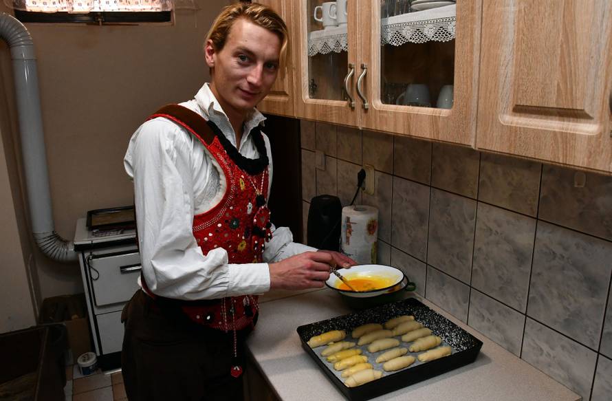 Mala Kopanica: Darko Radičević od guščjeg perja izrađuje peruškice - zaboravljeno kuhinjsko pomagalo