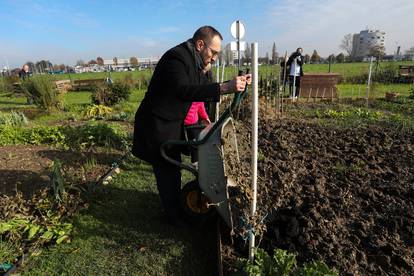 FOTO Tomašević u akciji: Uzeo lopatu i zasukao rukave pa građanima dijelio kompost