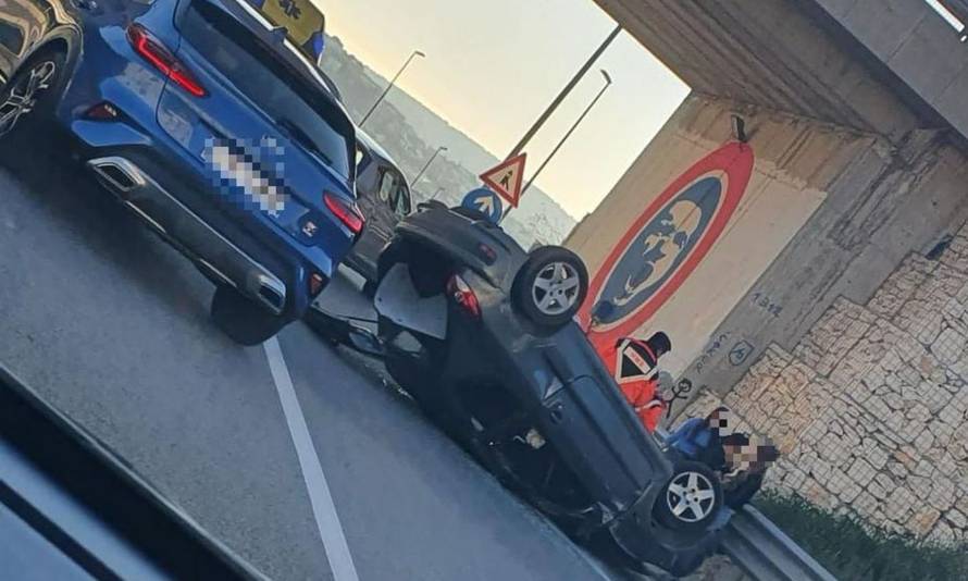 Nesreća pred Trogirom: Udarili u ogradu i završili na krovu