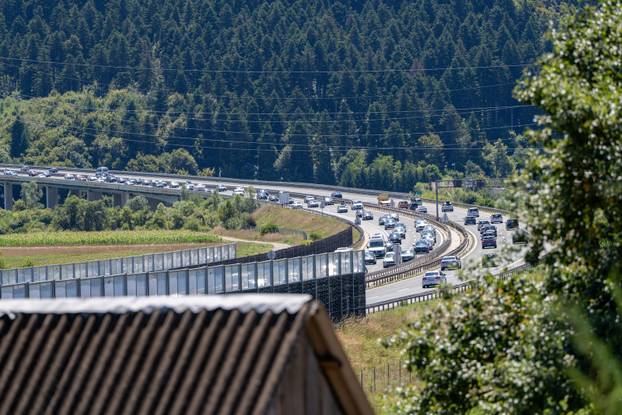 Otočac: Nastala kolona zbog prometne nesreće u tunelu Brezik u smjeru Zagreba