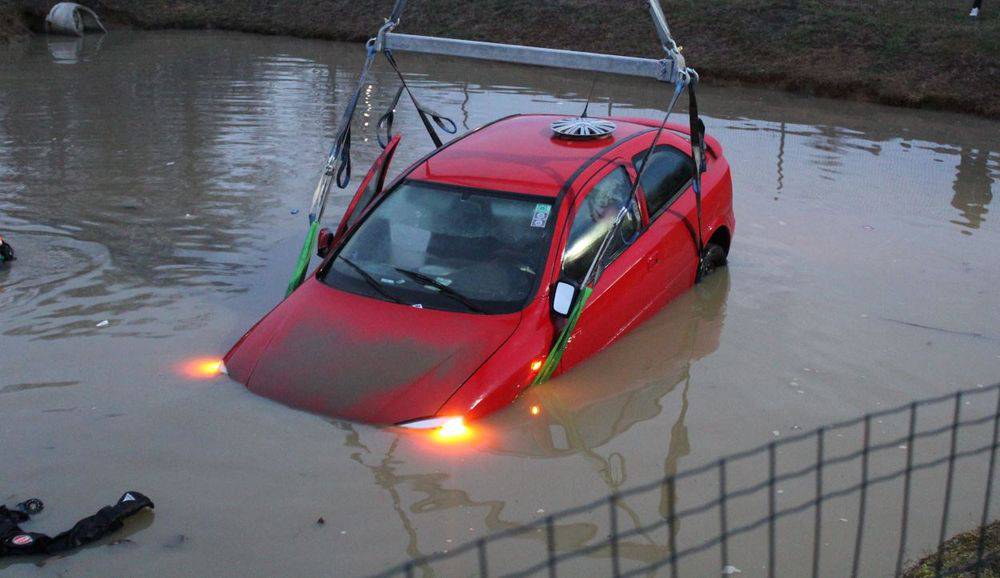 Mrtav pijan je auto 'utopio' u jezero pa otišao kući spavati