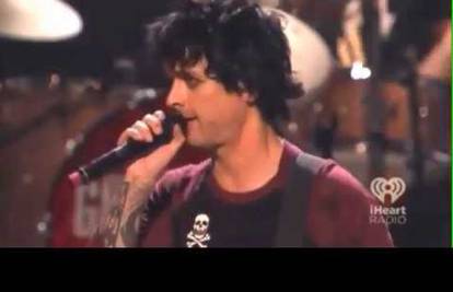 Razbio gitaru: Frontmen Green Daya poludio je na pozornici