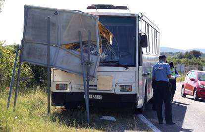 Autobus se zabio u prometni znak, vozača prevezli u bolnicu