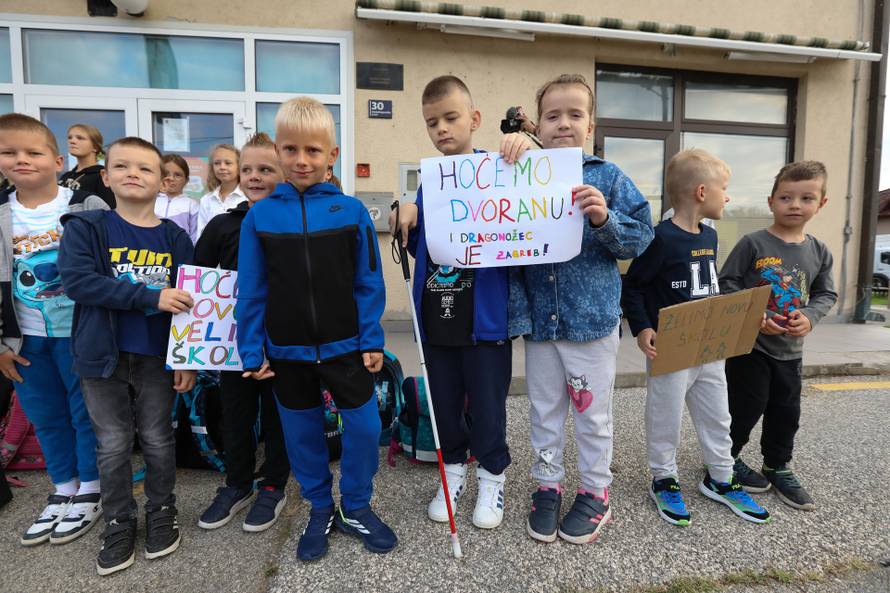 Zagreb: Prosvjed roditelja i djece Donjeg Dragonošca koja nastavu pohađaju u vatrogasnom domu