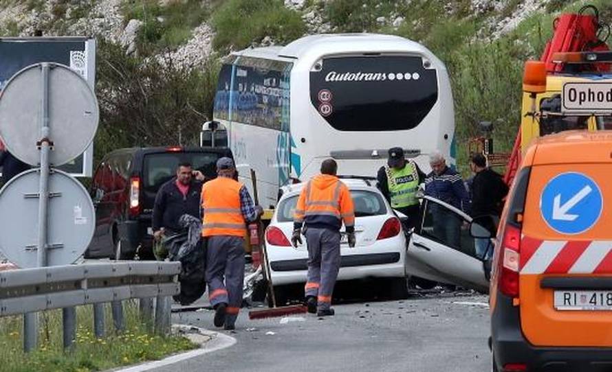 Bakarac: Jedna osoba poginula u sudaru autobusa i osobnog automobila