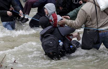 Migranti ulaze u Makedoniju: Nabujala rijeka uzela tri života