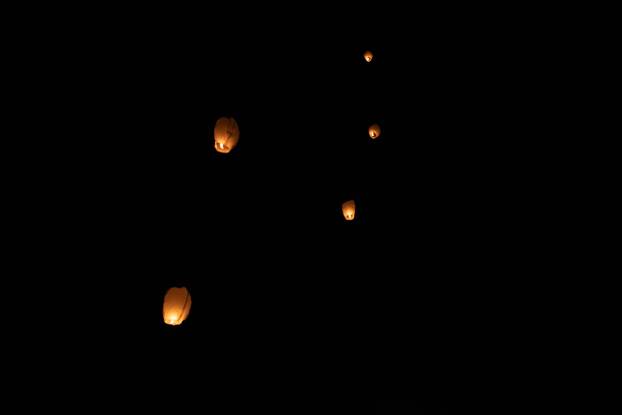 Trilj: Mažoretkinje upalile 14 lampiona povodom 14. rođendana njihove prijateljice koja se prošle godine utopila u Cetini