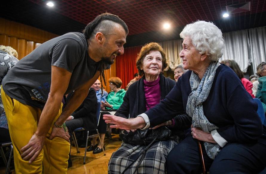 Zagreb: Koncert Dubioze Kolektiv u domu umirovljenika