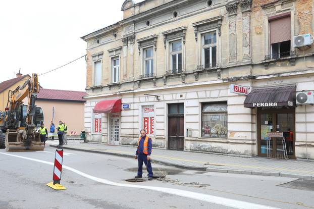 Zbog obilnih kiša došlo je do ulegnuća ceste u središtu Karlovca