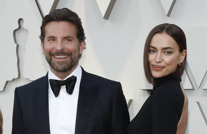 Irina Shayk pozirala u toplesu i čarapama pa otkrila da se druži s bivšim partnerom Bradleyjem