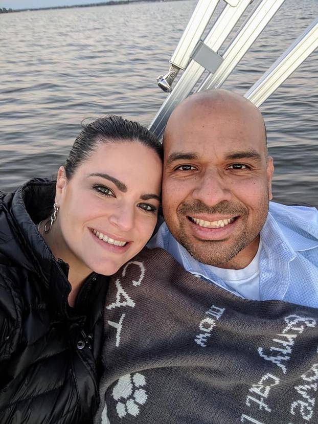 FOTO Ova odvjetnica ima najširi jezik, liže 4 lizalice. Odjednom!