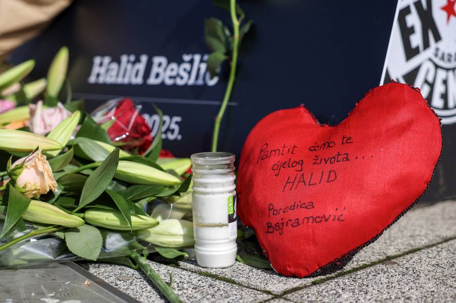 Sarajevo: Dan nakon okupljanja u čast Halida Bešlića građani još uvijek donose cvijeće