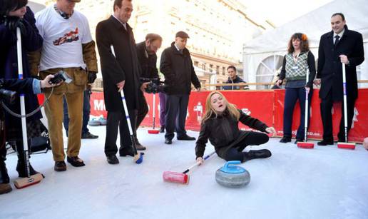 Popadali kao kruške: Petir na curlingu završila na stražnjici