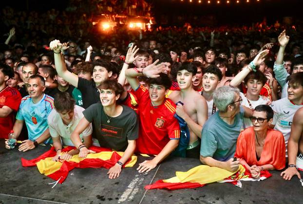 Španjolski navijači nakopn pobjede slavili na ulicama Splita 