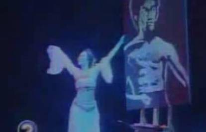 Djevojka plešući u showu slikala portret Bruce Leeja