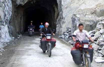 Seljani prokopali tunel da ne padaju s opasne planine