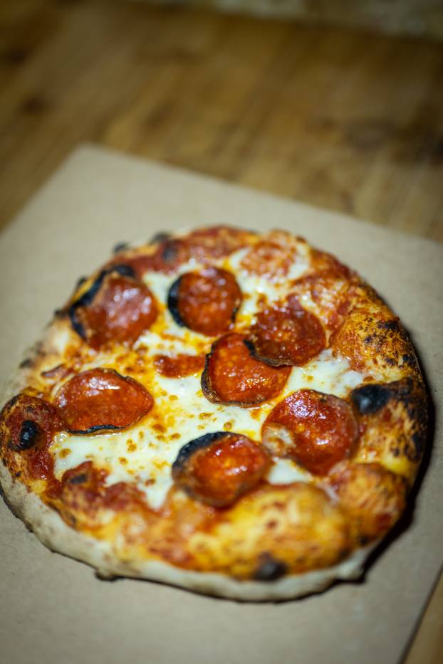 Posjetitelji uživaju u pizzama mini pizzerije Pizza Actually u sklopu adventa u Muzeju grada Zagreba