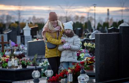 Stručnjakinje su dale odgovor: Treba li voditi djecu na groblje?