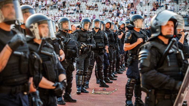 VIDEO U navijačkim neredima ozlijeđeno 16 policajaca. Kreće velika akcija MUP-a kroz noć! 15 pxl 030525 132151220
