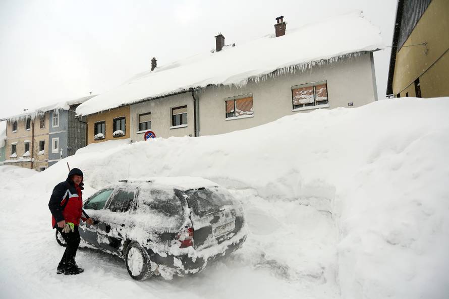 Zameteni u Delnicama: Nanosi snijega do balkona na 1. katu!