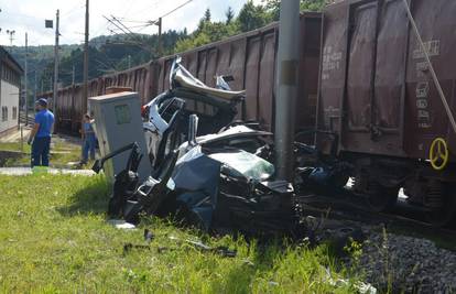 Vlak samljeo BMW kod Delnica, auto se još zabio u stup rasvjete