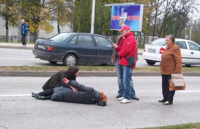 Pretrčavala cestu, udario je auto i teško je ozlijedio