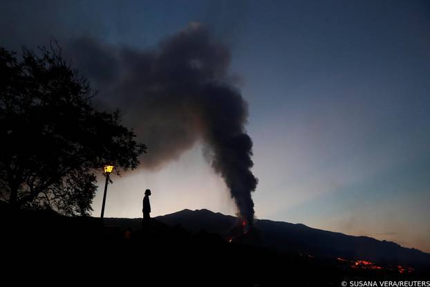 Cumbre Vieja volcano continues to erupt on the Canary Island of La Palma