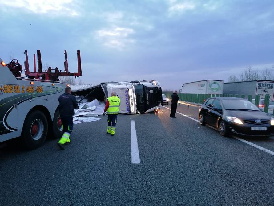 Šleper beogradskih tablica se prevrnuo na A3 kod S. Broda