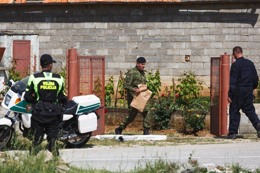 Biljane Donje: Vojskao dvezla vojni avion u bazu