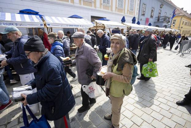 Osijek: Tradicionalna podjela blagdanskog fiš paprikaša na Trgu Svetog Trojstva