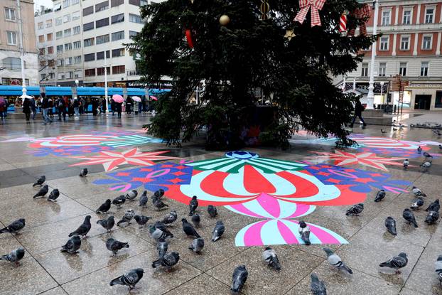 Zagreb: Bor na Trgu dobio ukrase u stilu steet arta