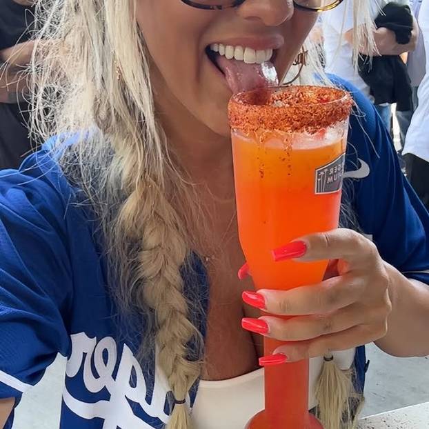 Zbog seksi slika koje objavljuje sina su joj izbacili iz hokejaške momčadi. Ali ona ne odustaje...