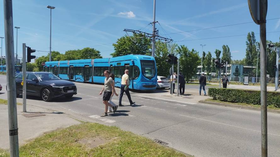 DRAMA NA JARUNU Sudar policijskog auta i tramvaja koji je iskočio: 'Putnici su vrištali'