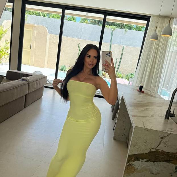 FOTO Čuvala je zatvorenike, sad traži dečka: Želim mišićavog, odanog, mora biti obdaren...