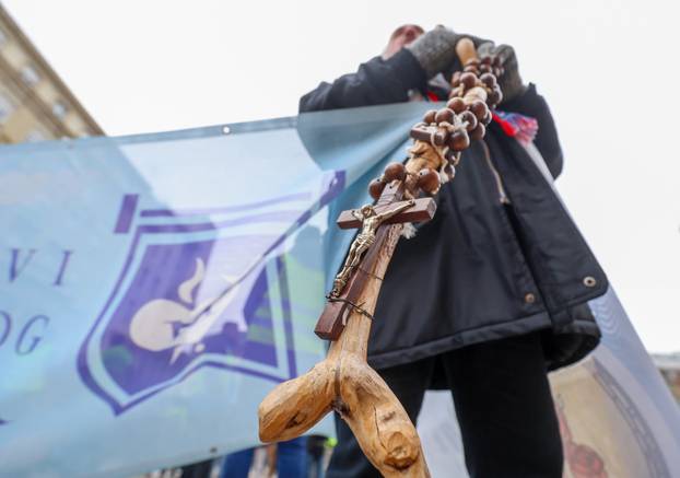 Zagreb: Interventna policija osigurava molitelje na glavnom Trgu