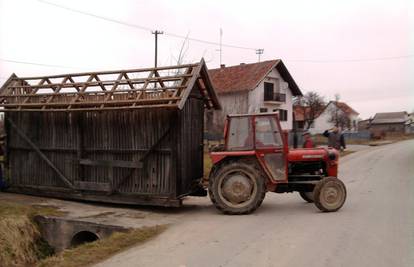 Vlanik ga prebacio traktorom: Čardak ni u dvorištu ni na cesti