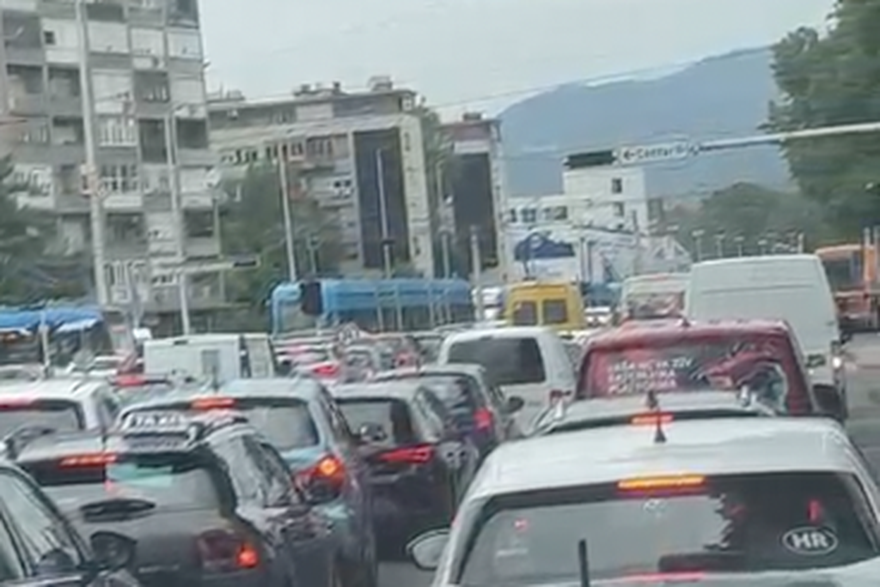 Kaos na križanju Držićeve i Vukovarske u Zagrebu: Ne rade semafori, stvara se kolona